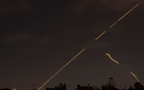 Das israelische Luftabwehrsystem feuert, um Raketen abzufangen. - Foto: Ariel Schalit/AP/dpa