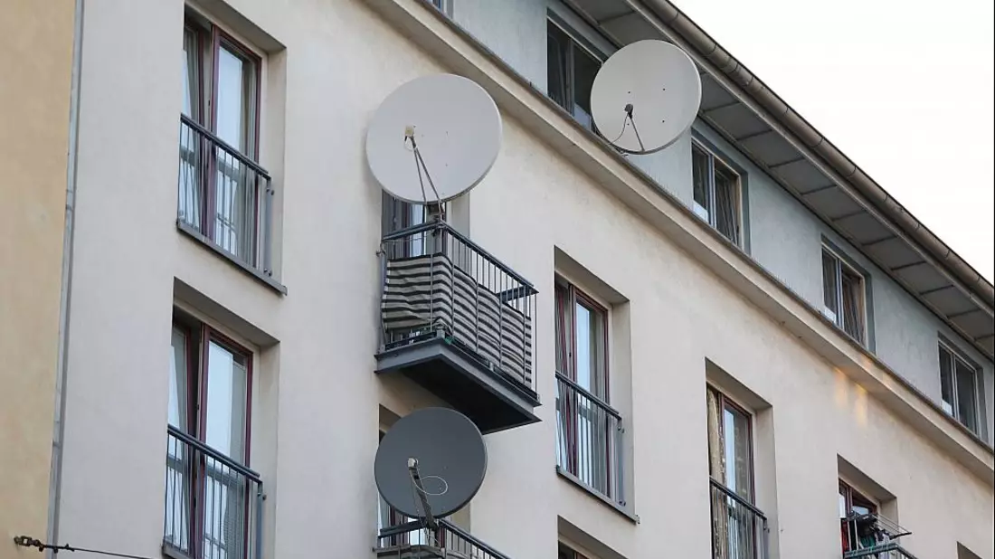 Satellitenschüssel an Wohnhaus (Archiv) - Bild: über dts Nachrichtenagentur