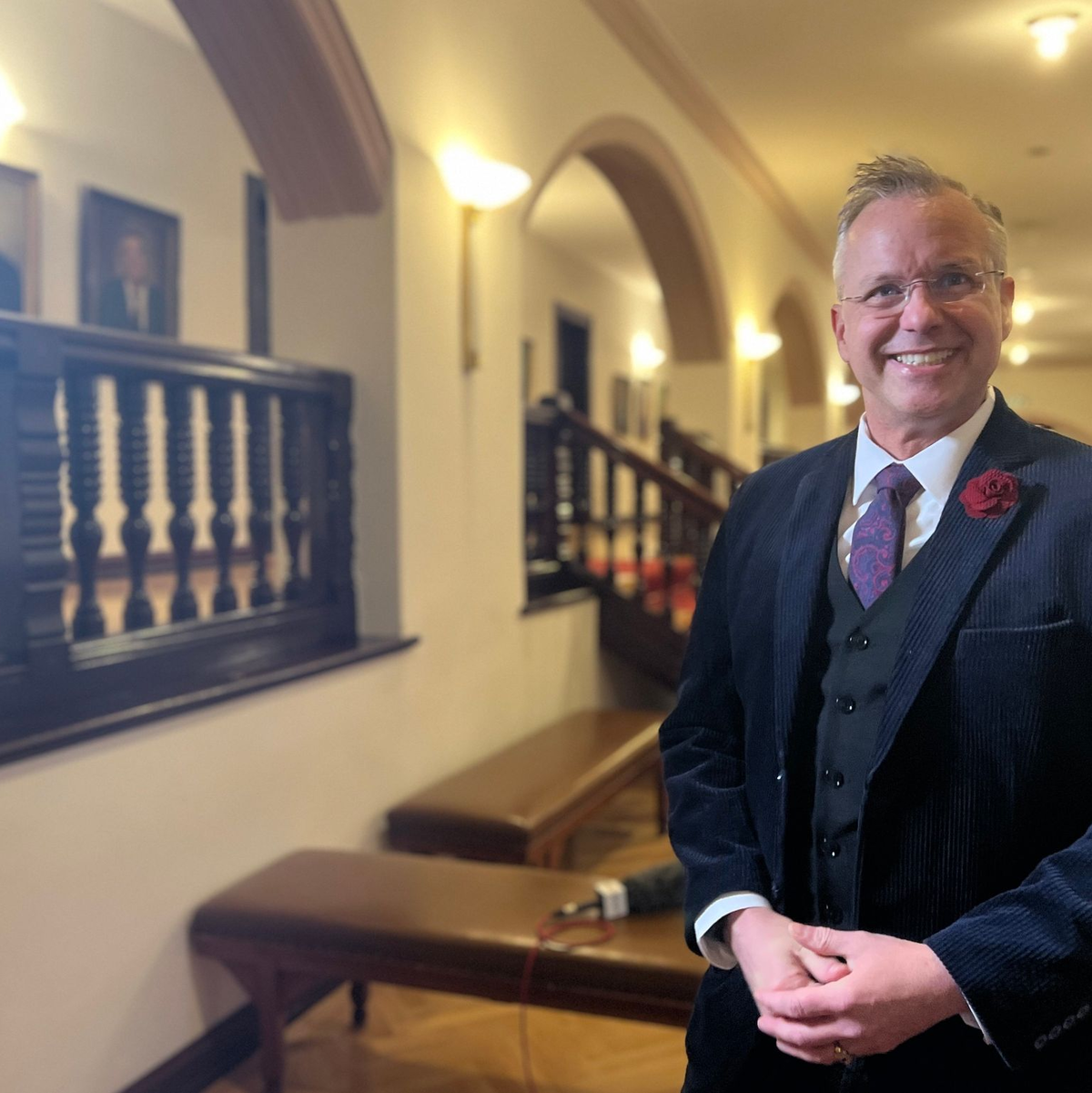 Seit 2015 war Nikolas Häckel Bürgermeister auf der größten deutschen Nordseeinsel. Am Sonntag wurde er auf Sylt abgewählt. - Foto: Lea Albert/dpa