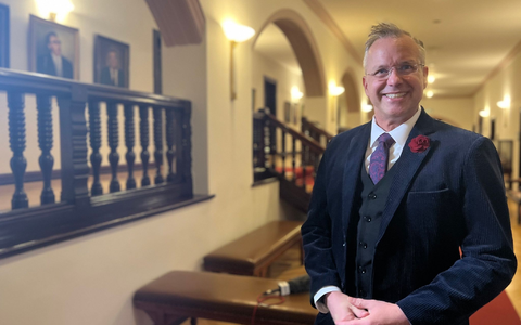 Seit 2015 war Nikolas Häckel Bürgermeister auf der größten deutschen Nordseeinsel. Am Sonntag wurde er auf Sylt abgewählt. - Foto: Lea Albert/dpa