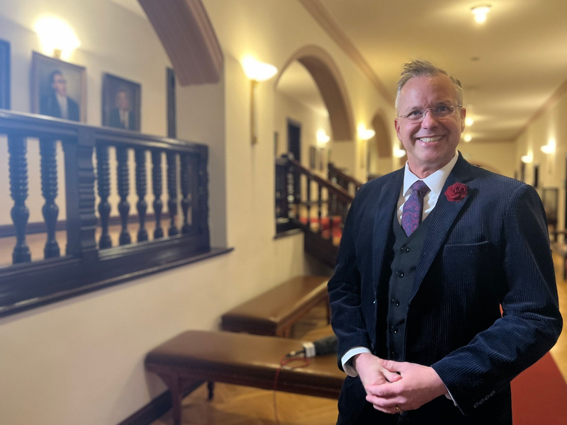 Seit 2015 war Nikolas Häckel Bürgermeister auf der größten deutschen Nordseeinsel. Am Sonntag wurde er auf Sylt abgewählt. - Foto: Lea Albert/dpa