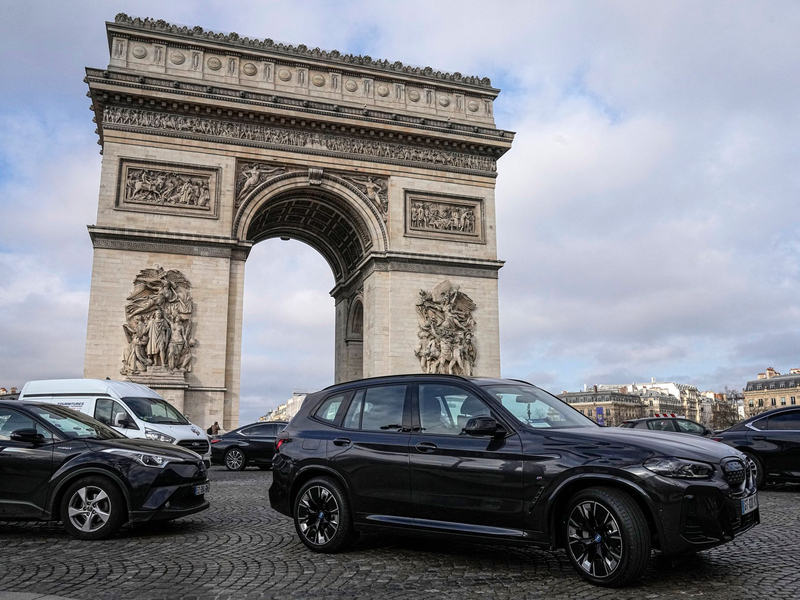 In Paris müssen Fahrer schwerer Autos nun deutlich mehr bezahlen. (Archivbild) - Foto: Michel Euler/AP/dpa
