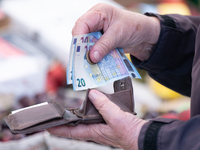 70 Prozent der Befragten wollen wegen hoher Preise geplante Ausgaben reduzieren oder sogar ganz darauf verzichten. - Foto: Sebastian Kahnert/dpa