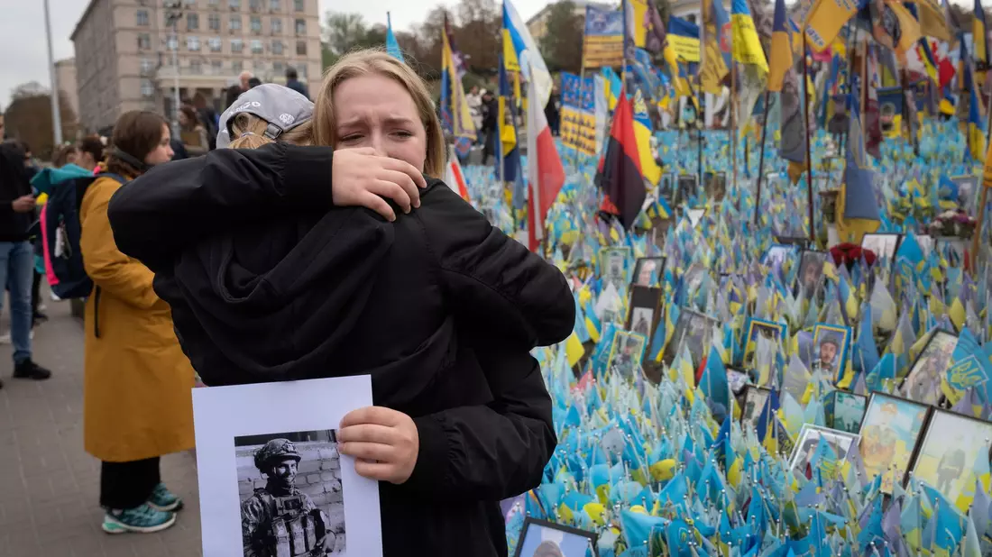 Die Ukraine trauert um ihre gefallenen Soldaten.  - Bild: Efrem Lukatsky/AP/dpa