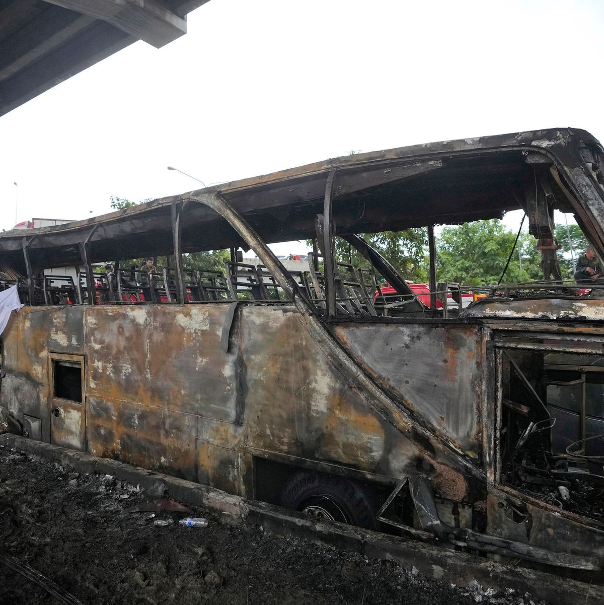 Zahlreiche Retter waren im Einsatz, jedoch kam für die meisten Betroffenen jede Hilfe zu spät. - Foto: Sakchai Lalit/AP/dpa