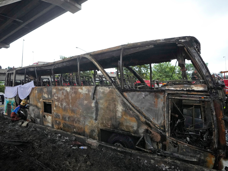 Zahlreiche Retter waren im Einsatz, jedoch kam für die meisten Betroffenen jede Hilfe zu spät. - Foto: Sakchai Lalit/AP/dpa