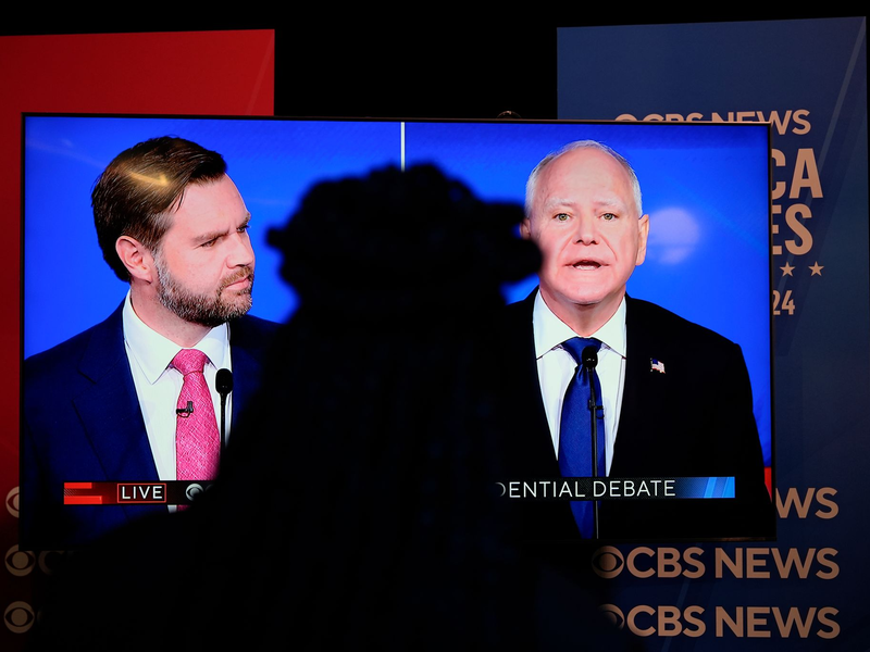 Die 90-minütige Debatte, ausgetragen von CBS in New York, fand ohne Publikum statt. - Foto: Julia Demaree Nikhinson/AP/dpa