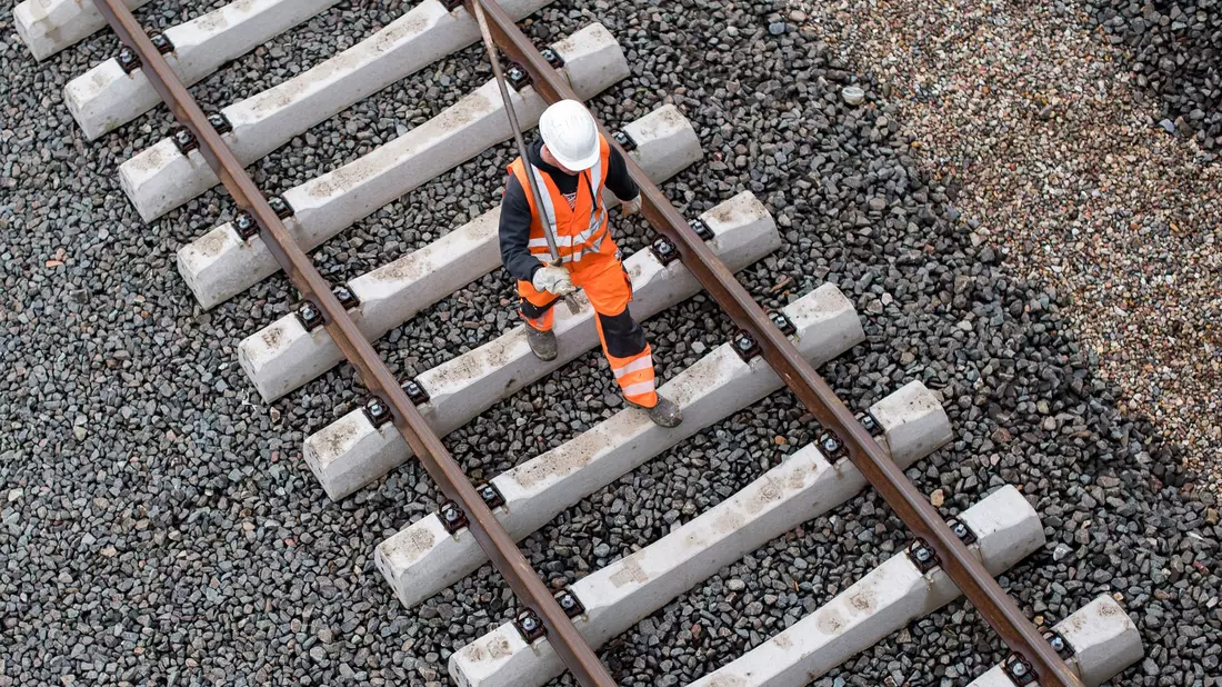 Die Bahn erneuert ihre Schienen zwischen Hamm und Hannover - für Reisende bringt das erstmal Umleitungen und Zugausfälle mit sich. (Archivbild) - Bild: Lukas Schulze/dpa