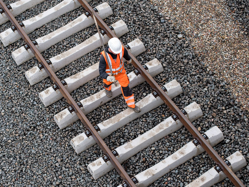 Die Bahn erneuert ihre Schienen zwischen Hamm und Hannover - für Reisende bringt das erstmal Umleitungen und Zugausfälle mit sich. (Archivbild) - Foto: Lukas Schulze/dpa