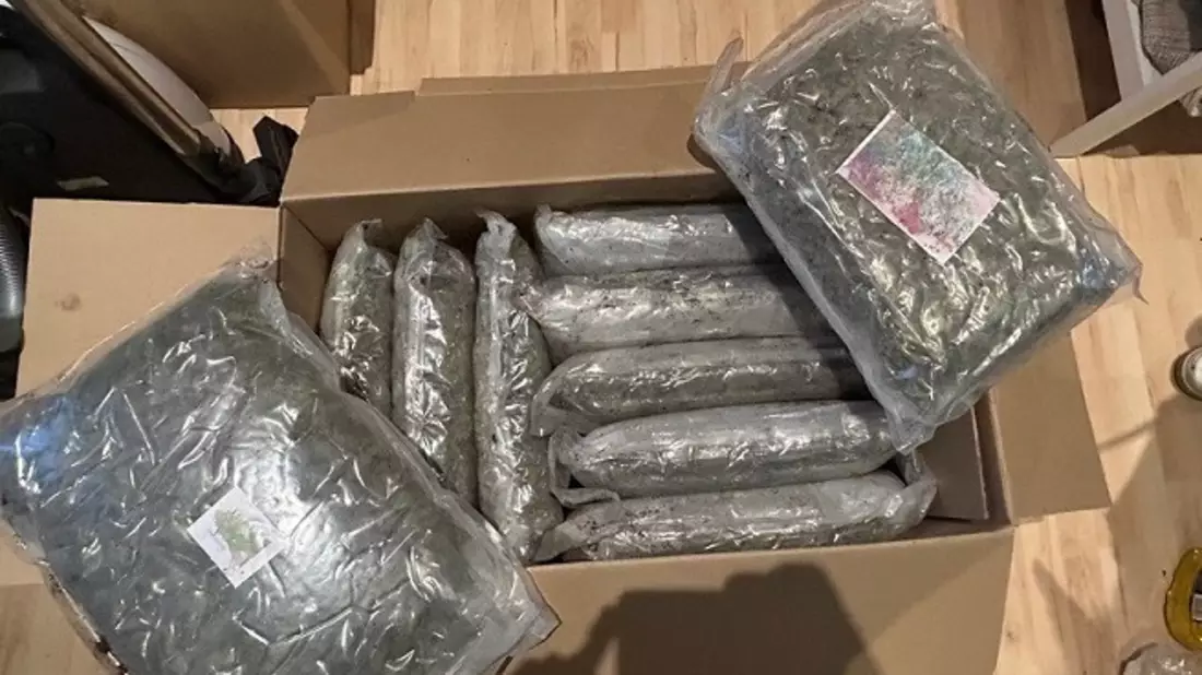 ZOLL-DD: Zur Fahndung ausgeschriebener Drogen-Kurier auf frischer Tat ertappt / Internationale Paketsendung mit 20 Kilogramm Marihuana führt zu weiteren Feststellungen - Bild: presseportal.de