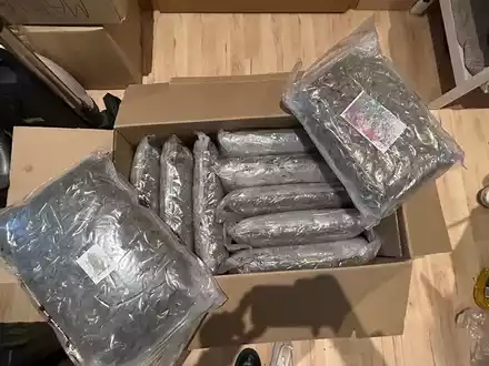 ZOLL-DD: Zur Fahndung ausgeschriebener Drogen-Kurier auf frischer Tat ertappt / Internationale Paketsendung mit 20 Kilogramm Marihuana führt zu weiteren Feststellungen - Foto: presseportal.de