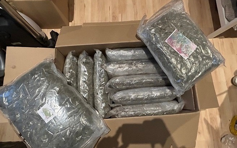 ZOLL-DD: Zur Fahndung ausgeschriebener Drogen-Kurier auf frischer Tat ertappt / Internationale Paketsendung mit 20 Kilogramm Marihuana führt zu weiteren Feststellungen - Foto: presseportal.de