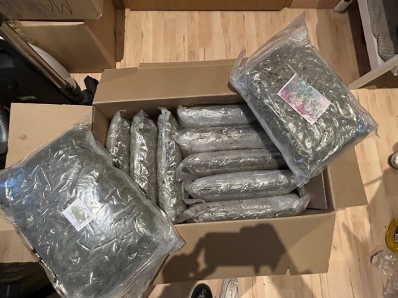 ZOLL-DD: Zur Fahndung ausgeschriebener Drogen-Kurier auf frischer Tat ertappt / Internationale Paketsendung mit 20 Kilogramm Marihuana führt zu weiteren Feststellungen - Foto: presseportal.de