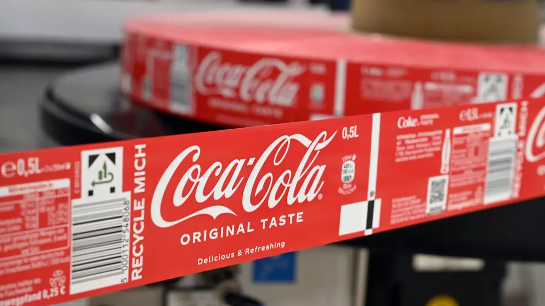 Die Gewerkschaft NGG kritisiert die Schließungspläne von Coca-Cola in Deutschland scharf. - Bild: Uli Deck/dpa