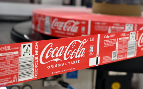 Die Gewerkschaft NGG kritisiert die Schließungspläne von Coca-Cola in Deutschland scharf. - Foto: Uli Deck/dpa