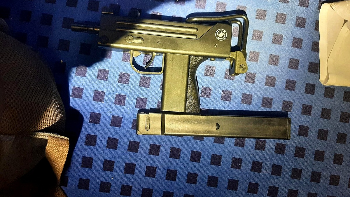 BPOLI DD: Kontrolle im Zug: Bundespolizei stellt Waffe sicher - Foto: presseportal.de