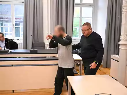 Der Beschuldigte muss dauerhaft in die Psychiatrie. (Archivbild) - Foto: Felix Kästle/dpa