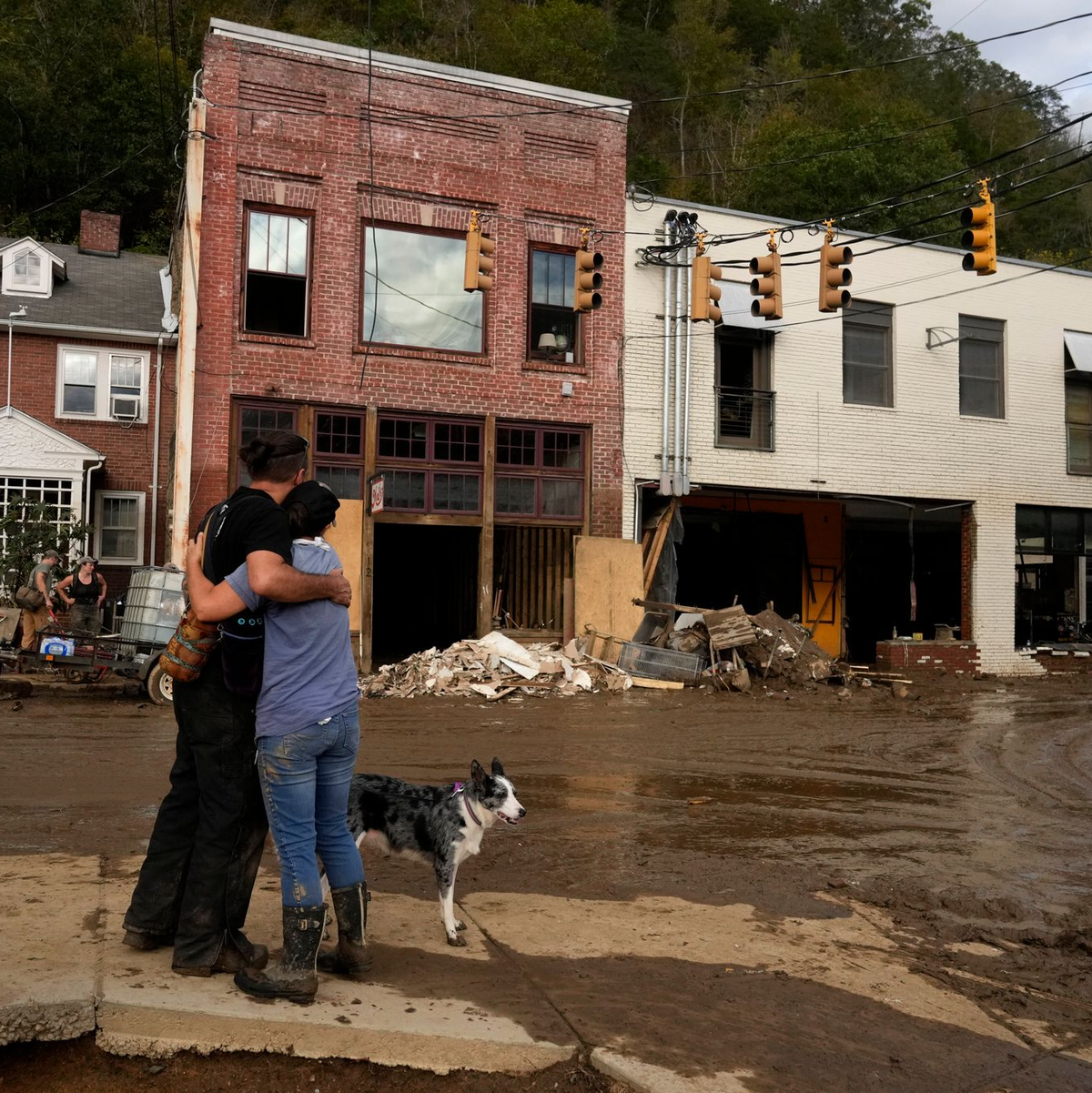 Aufräumen nach dem Sturm: «Helene» hat vielerorts im Südosten der USA immense Schäden hinterlassen.  - Foto: Jeff Roberson/AP/dpa