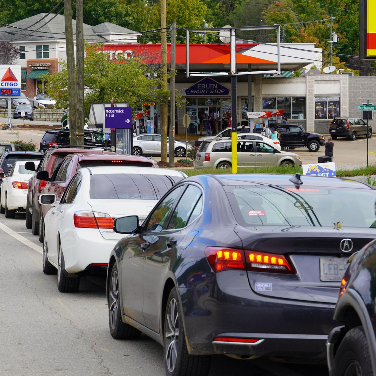 Lange Schlangen an Tankstellen: Viele Betroffene brauchen wegen des Stromausfalls dringend Treibstoff. - Foto: -/kyodo/dpa