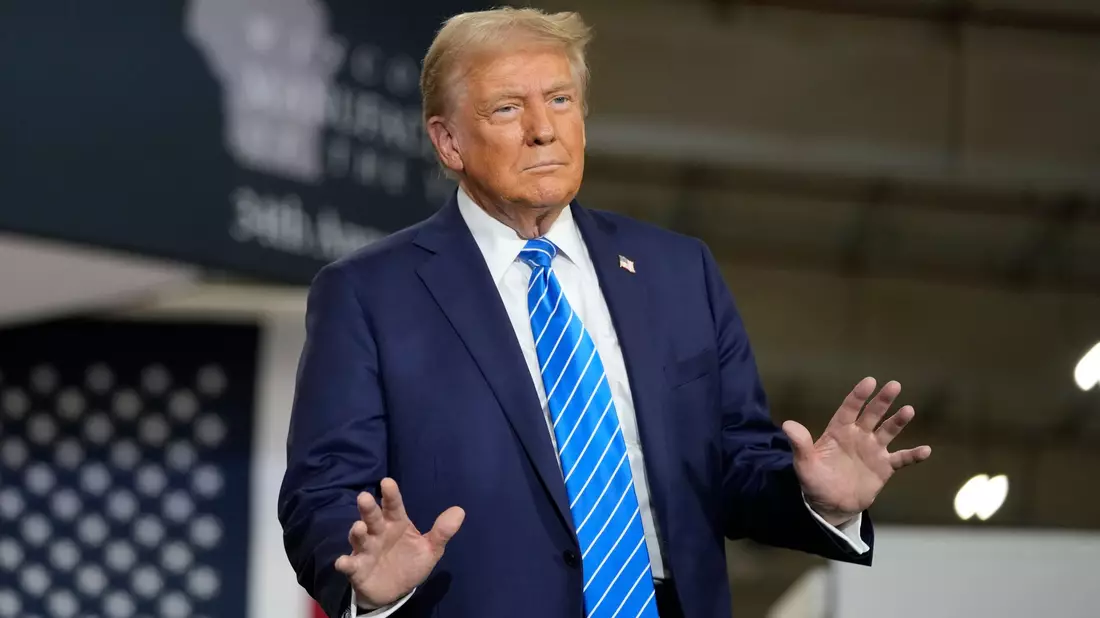 Trump habe seine Zusage zu einem TV-Interview vor der Präsidentenwahl zurückgezogen, teilte der Sender CBS mit. - Bild: Charlie Neibergall/AP/dpa
