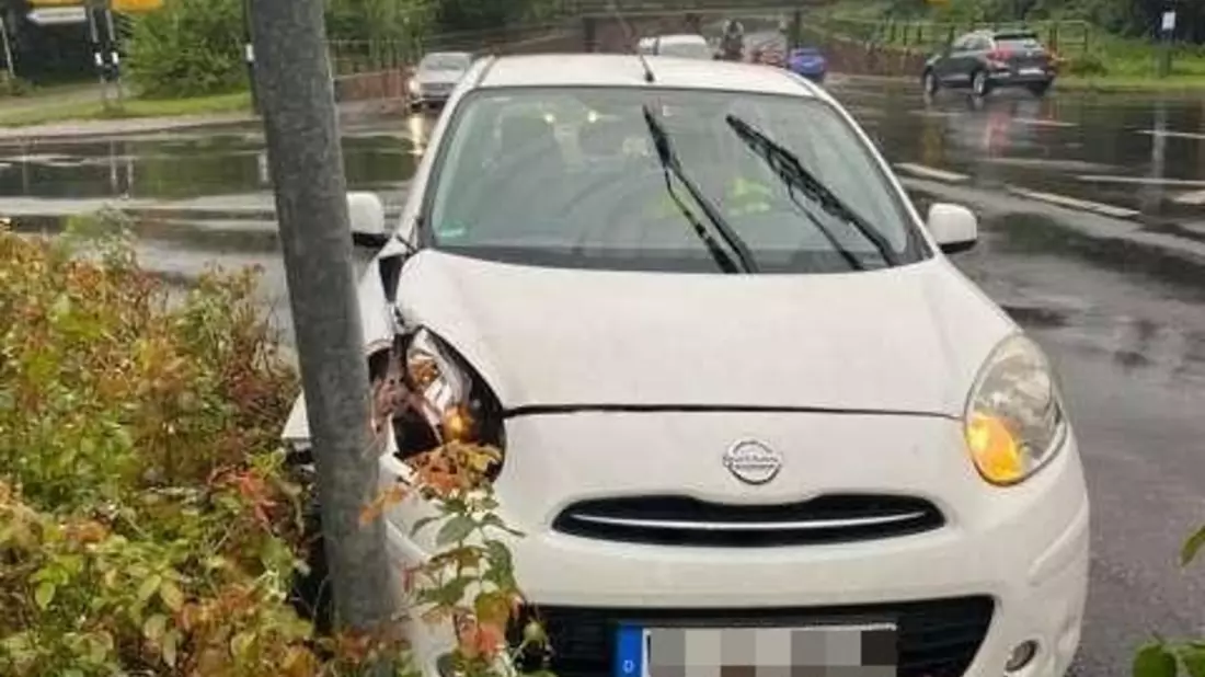 POL-STD: Buxtehude: Unfall nach Überholmanöver - Polizei sucht Zeugen - Bild: presseportal.de