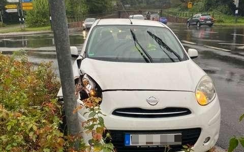 POL-STD: Buxtehude: Unfall nach Überholmanöver - Polizei sucht Zeugen - Foto: presseportal.de
