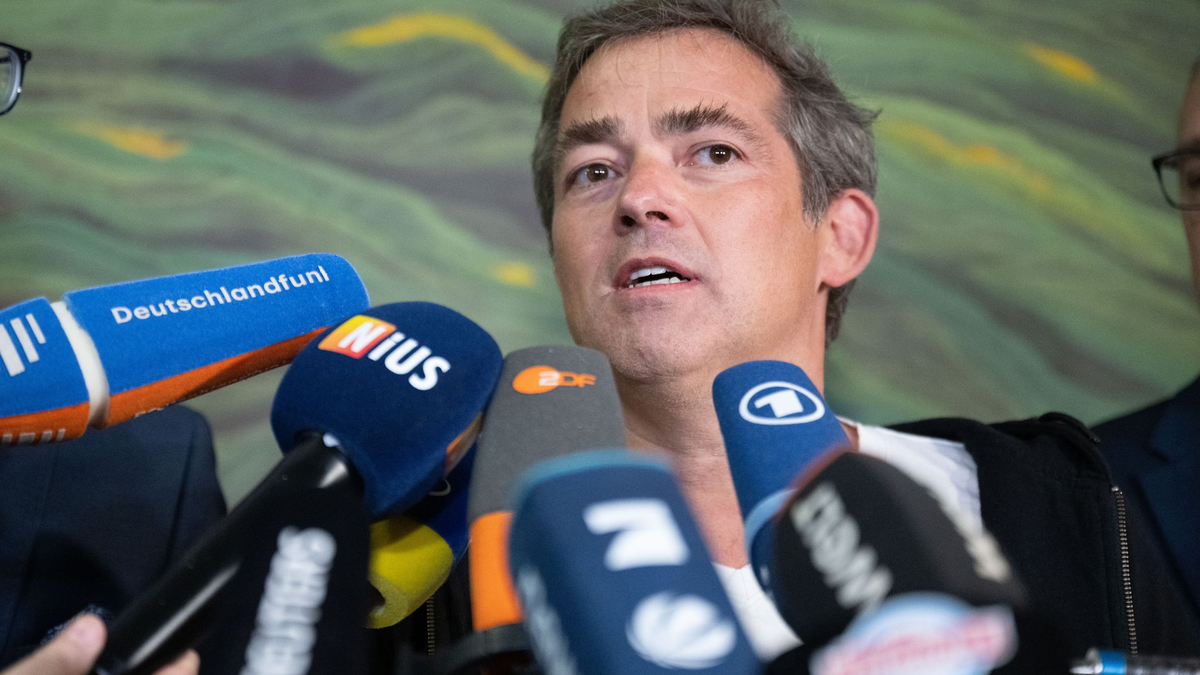 «Querdenken»-Initiator Michael Ballweg beklagt staatliche Verfolgung. - Foto: Marijan Murat/dpa