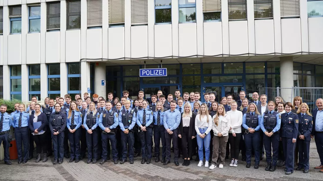 POL-PPMZ: Polizeipräsident Reiner Hamm ehrt besondere Leistungen und begrüßt 46 neue Polizistinnen und Polizisten - Bild: presseportal.de