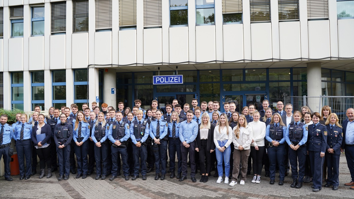 POL-PPMZ: Polizeipräsident Reiner Hamm ehrt besondere Leistungen und begrüßt 46 neue Polizistinnen und Polizisten - Foto: presseportal.de