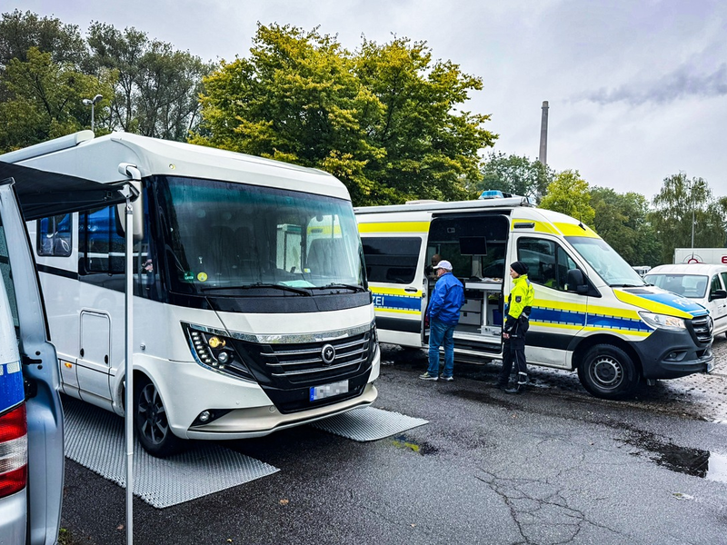 POL-UN: Bergkamen - Kostenlose Wiegeaktion für Wohnmobile und Wohnwagen zieht viele Interessierte an - Foto: presseportal.de