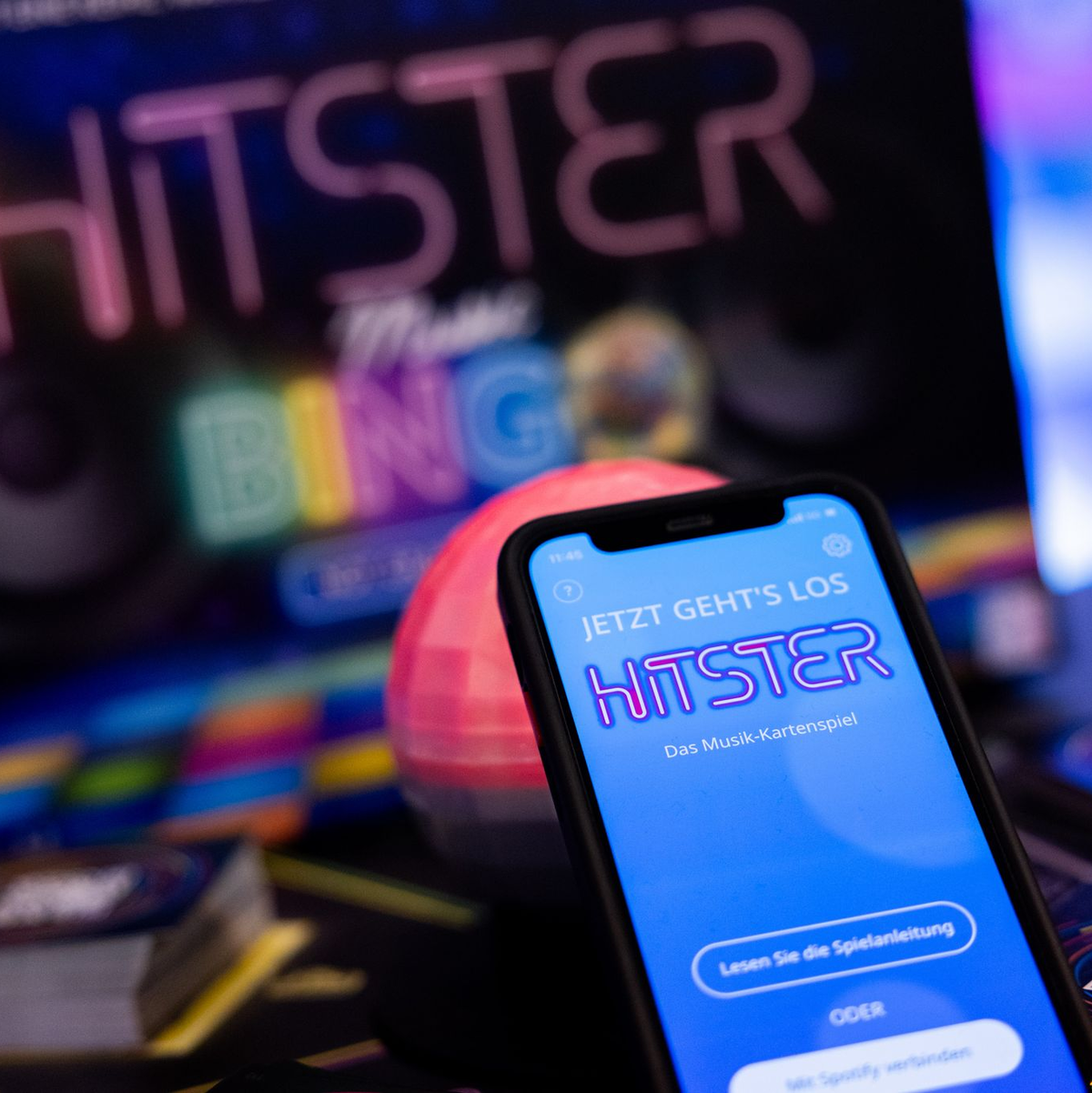 Die App spiel die Musik ein, die Spieler müssen danach die Karten sortieren: Hitster gilt als erfolgreiches Hybrid-Spiel. - Foto: Rolf Vennenbernd/dpa