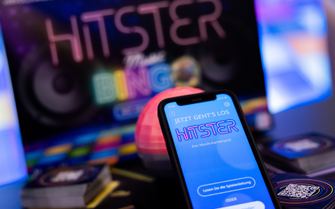 Die App spiel die Musik ein, die Spieler mĂĽssen danach die Karten sortieren: Hitster gilt als erfolgreiches Hybrid-Spiel. - Foto: Rolf Vennenbernd/dpa Die App spiel die Musik ein, die Spieler mĂĽssen danach die Karten sortieren: Hitster gilt als erfolgreiches Hybrid-Spiel. - Foto: Rolf Vennenbernd/dpa