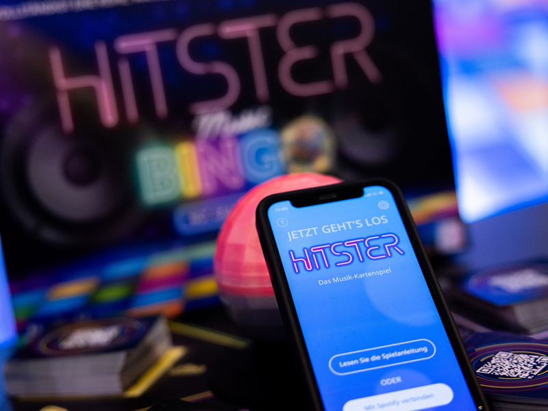 Die App spiel die Musik ein, die Spieler müssen danach die Karten sortieren: Hitster gilt als erfolgreiches Hybrid-Spiel. - Foto: Rolf Vennenbernd/dpa