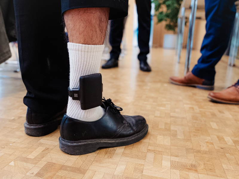 Fesseln für die Täter, Freiheit für die Opfer! / WEISSER RING startet Petition für elektronische Aufenthaltsüberwachung von Gewalttätern zum besseren Schutz von Frauen - Foto: presseportal.de