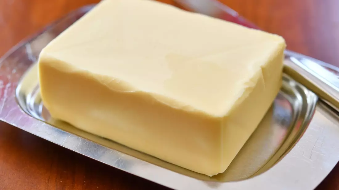 Butter kostet deutlich weniger als noch vor einem Jahr. (Archivbild) - Bild: Patrick Pleul/dpa-Zentralbild/dpa