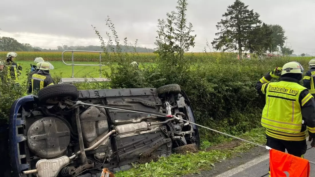 FW Ense: Familie nach Verkehrsunfall in PKW eingeschlossen / Feuerwehr übernimmt technische Rettung - Bild: presseportal.de