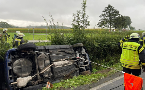 FW Ense: Familie nach Verkehrsunfall in PKW eingeschlossen / Feuerwehr übernimmt technische Rettung - Foto: presseportal.de