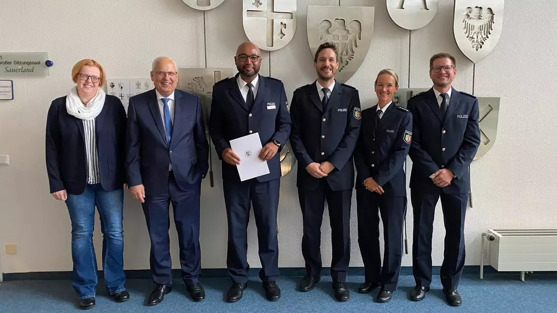 POL-HSK: Polizeirat Victor Ocansey als Direktionsleiter Verkehr vorgestellt - Bild: presseportal.de
