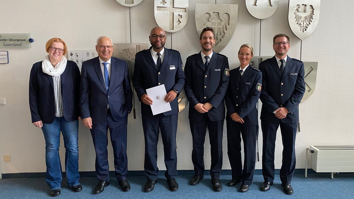 POL-HSK: Polizeirat Victor Ocansey als Direktionsleiter Verkehr vorgestellt - Foto: presseportal.de