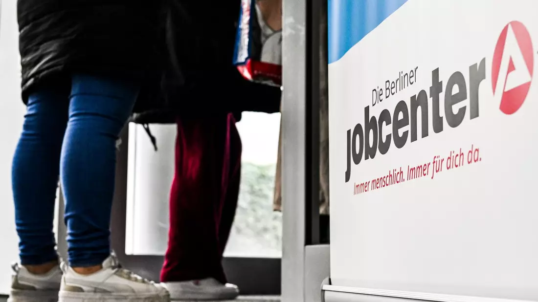 Wer Bürgergeld bezieht, soll eng mit dem Jobcenter zusammenarbeiten. - Bild: Jens Kalaene/dpa/dpa-tmn