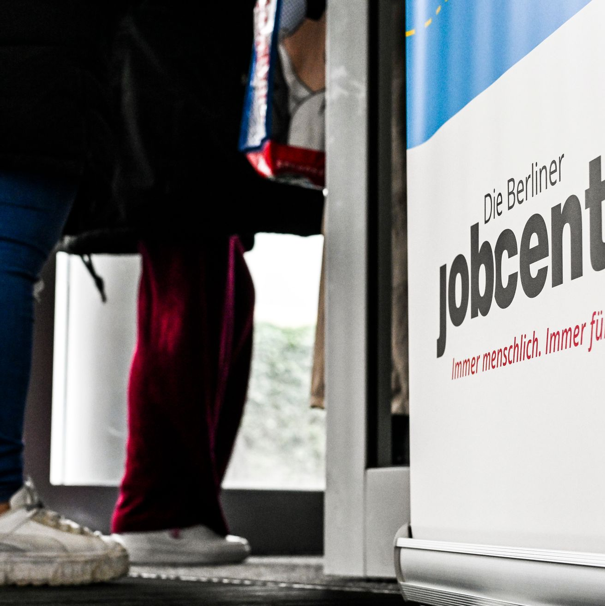 Wer Bürgergeld bezieht, soll eng mit dem Jobcenter zusammenarbeiten. - Foto: Jens Kalaene/dpa/dpa-tmn