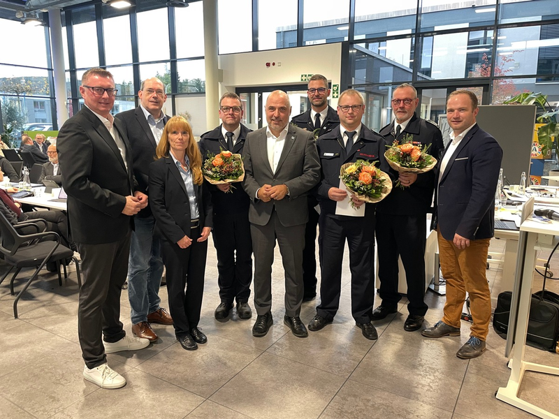 FW-AR: Neues Leitungsteam für Freiwillige Feuerwehr Arnsberg Dennis Pingel, Sascha Ricke und Kai Spiegel als Führung ernannt - Foto: presseportal.de