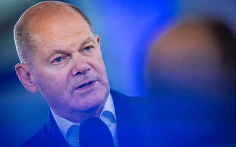 Bundeskanzler Olaf Scholz /(SPD) stellt sich in Schwerin den Fragen von Bürgern. - Foto: Jens Büttner/dpa
