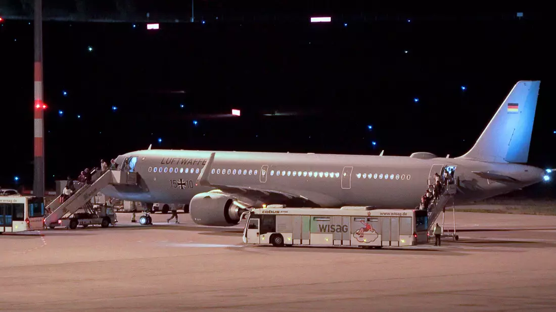 130 weitere deutsche Staatsangehörige konnten Beirut heute mit einem von der Bundesregierung organisierten Flug verlassen. Auf dem Airbus blieben Plätze frei. - Bild: Michael Ukas/TNN/dpa