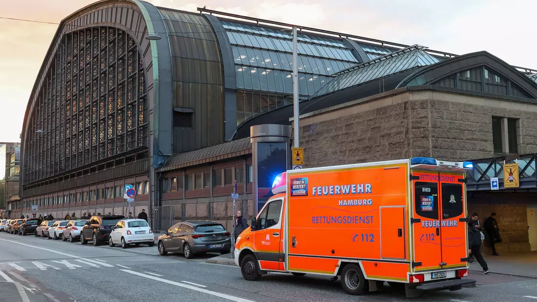 Ein Bahnsteig am Hauptbahnhof wurde zeitweise gesperrt.  - Bild: Bodo Marks/dpa