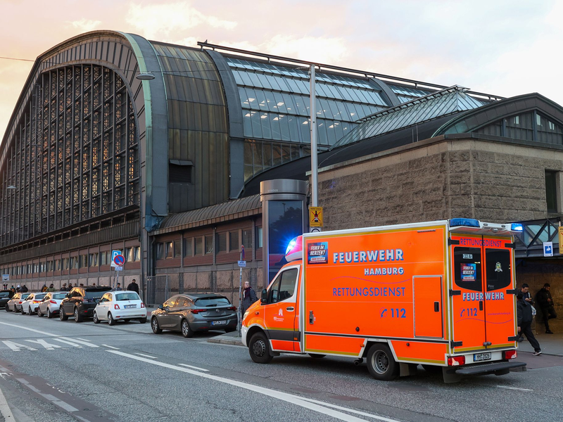 Ein Bahnsteig am Hauptbahnhof wurde zeitweise gesperrt.  - Foto: Bodo Marks/dpa