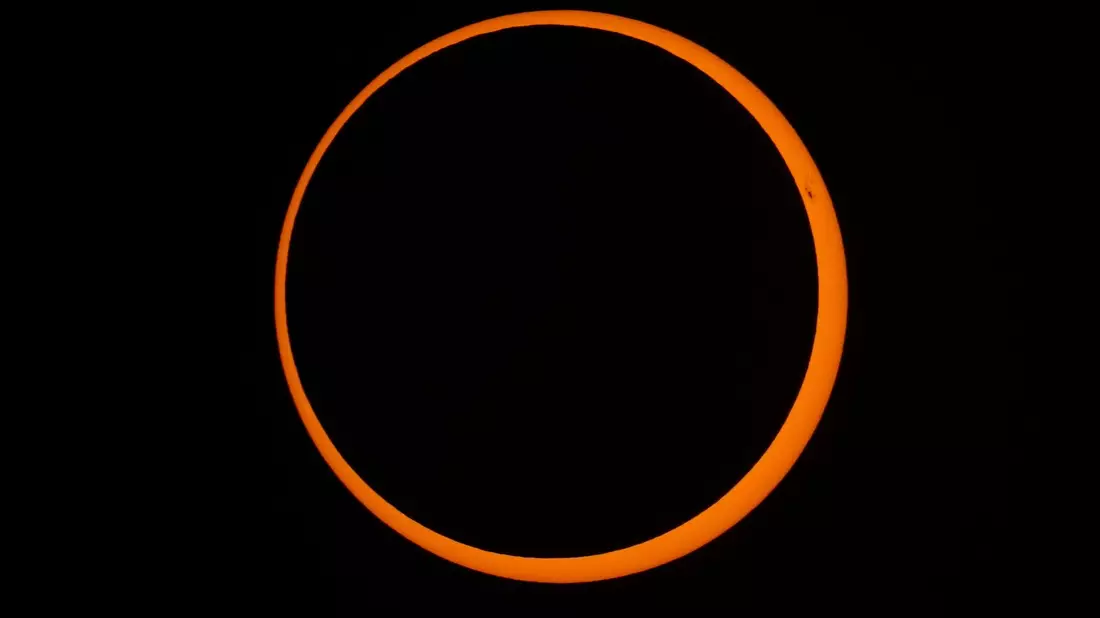 Der Mond bewegt sich während einer ringförmigen Sonnenfinsternis über die Sonne. - Bild: Esteban Felix/AP/dpa