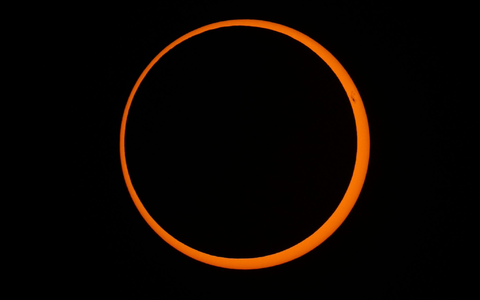 Der Mond bewegt sich während einer ringförmigen Sonnenfinsternis über die Sonne. - Foto: Esteban Felix/AP/dpa