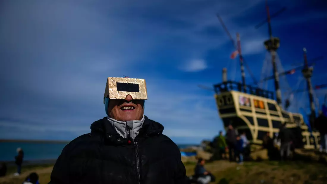 Spezielle Brillen sind wichtig, um eine Sonnenfinsternis zu beobachten. - Bild: Natacha Pisarenko/AP/dpa