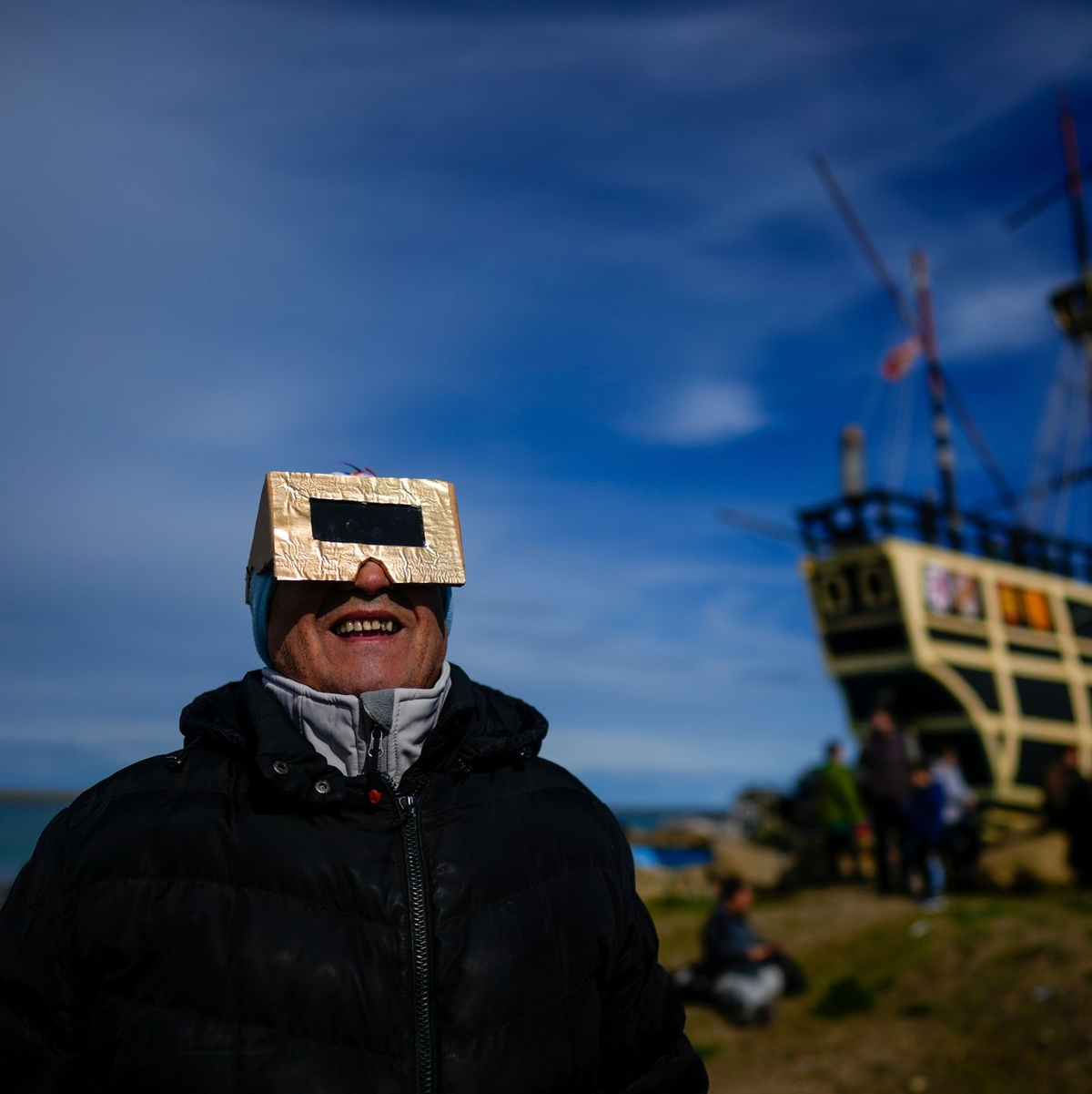 Spezielle Brillen sind wichtig, um eine Sonnenfinsternis zu beobachten. - Foto: Natacha Pisarenko/AP/dpa